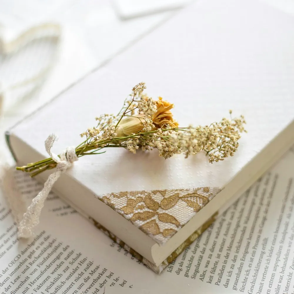 Livre fermé orné d’un bouquet de fleurs séchées