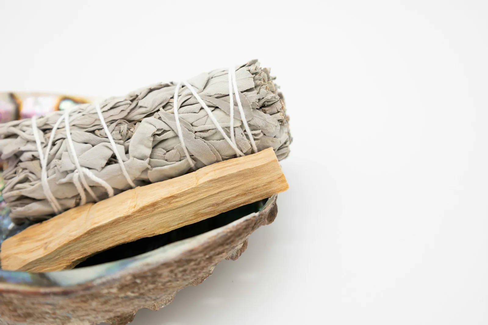 Bâton de sauge blanche et bois de palo santo, pour purifier l’espace avant la consultation